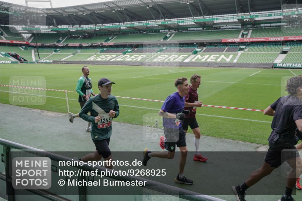 05.10.2025 - 20. swb-Marathon Bremen Michael Burmester http://msf.ph/oto/9268925 05.10.2025 12:36:56 Laufen im Stadion 140, 221, 298, 436, 508, 735, 761, 787, 933, 1088, 1231, 1245, 1418, 1443, 1567, 1616, 1633, 1801, 1849, 1901, 1907, 1912, 2135, 2186, 2268, 3198, 5536, 5625, 8099, 8883, 902, 1212, 1640, 1837, 3891, 7854 meine-sportfotos.de