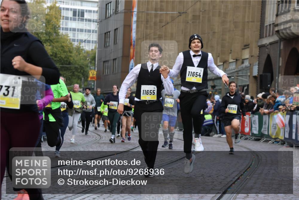05.10.2025 - 20. swb-Marathon Bremen Strokosch-Dieckow http://msf.ph/oto/9268936 05.10.2025 11:09:41 Ziel 9001, 9538, 9731, 9732, 9887, 10245, 10316, 10412, 10672, 10881, 10886, 11206, 11407, 11654, 11655, 11664 meine-sportfotos.de