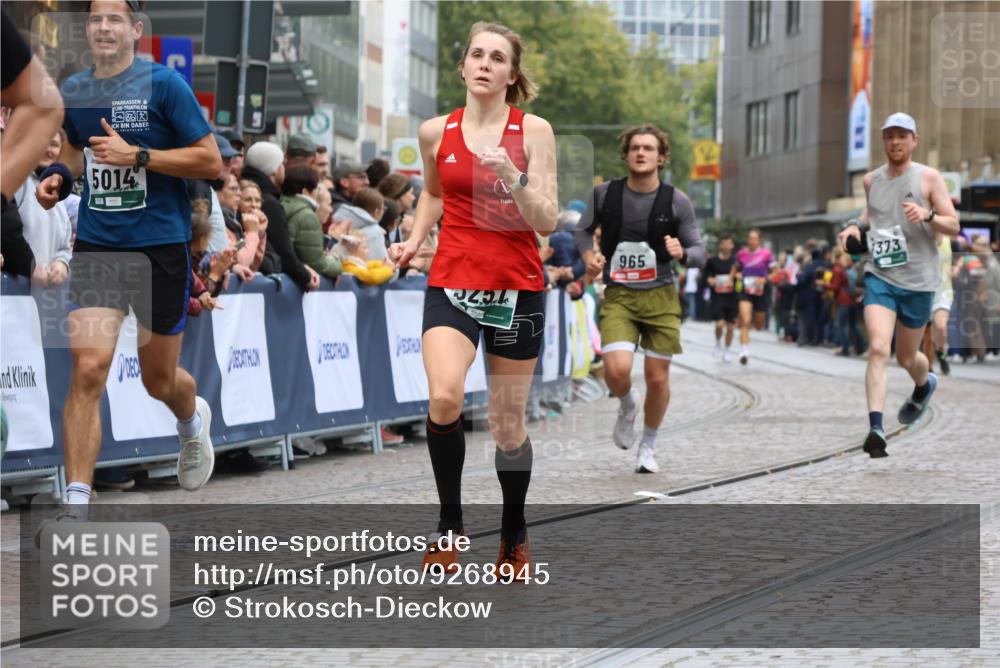 05.10.2025 - 20. swb-Marathon Bremen Strokosch-Dieckow http://msf.ph/oto/9268945 05.10.2025 13:00:42 Ziel 965, 3251, 3982, 5014, 7099, 7373 meine-sportfotos.de