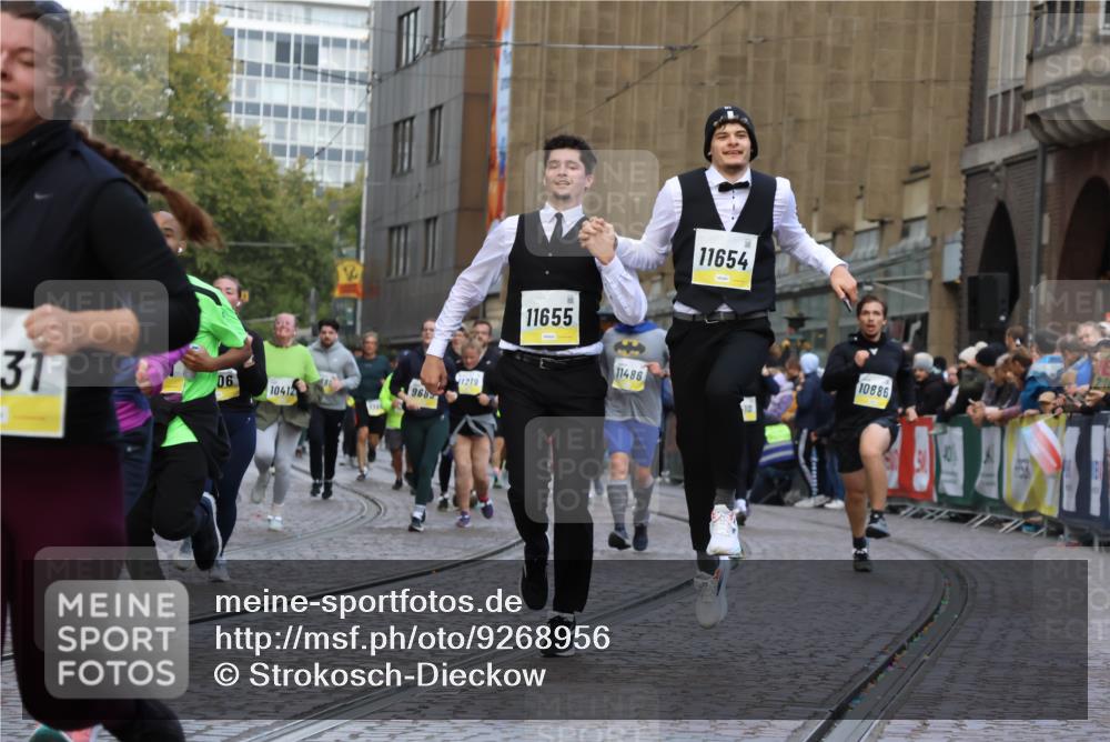 05.10.2025 - 20. swb-Marathon Bremen Strokosch-Dieckow http://msf.ph/oto/9268956 05.10.2025 11:09:41 Ziel 9001, 9538, 9731, 9732, 9887, 10245, 10316, 10412, 10672, 10881, 10886, 11206, 11407, 11654, 11655, 11664 meine-sportfotos.de