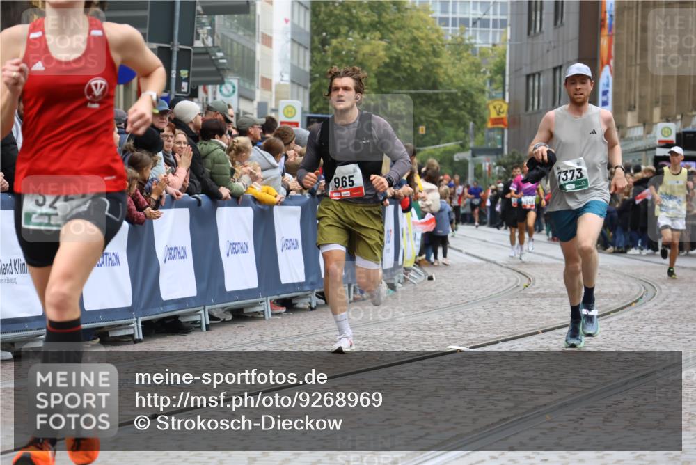 05.10.2025 - 20. swb-Marathon Bremen Strokosch-Dieckow http://msf.ph/oto/9268969 05.10.2025 13:00:43 Ziel 965, 3251, 3982, 5014, 7099, 7373, 9130 meine-sportfotos.de