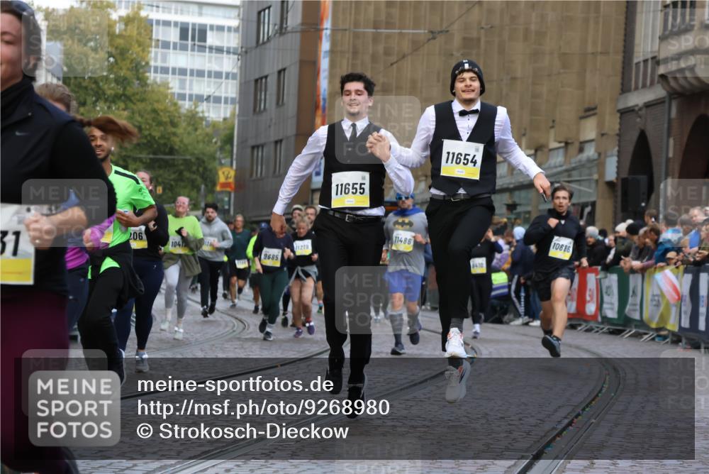 05.10.2025 - 20. swb-Marathon Bremen Strokosch-Dieckow http://msf.ph/oto/9268980 05.10.2025 11:09:41 Ziel 9001, 9538, 9731, 9732, 9887, 10245, 10316, 10412, 10672, 10881, 10886, 11206, 11407, 11654, 11655, 11664 meine-sportfotos.de