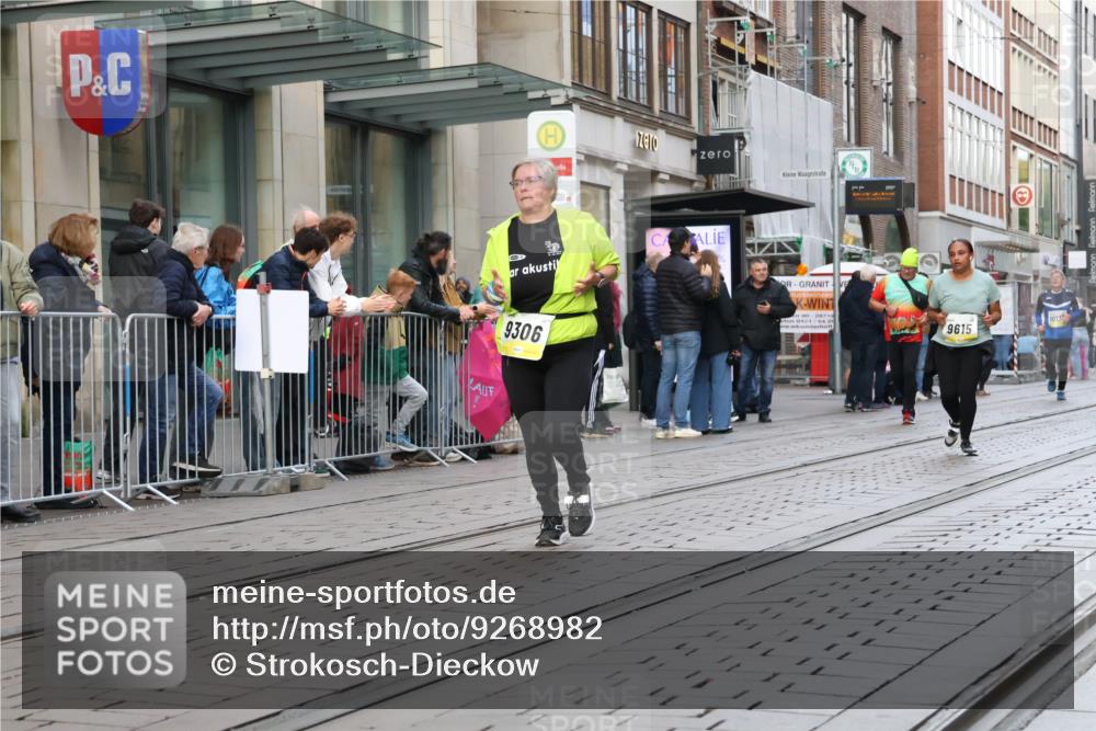05.10.2025 - 20. swb-Marathon Bremen Strokosch-Dieckow http://msf.ph/oto/9268982 05.10.2025 11:07:18 Ziel 9306, 9483, 9615, 9780, 10037, 10160, 10223, 10550, 10585, 10650, 10737, 10749, 10776, 10854, 11159, 11262, 11384, 11529, 11584, 9306, 9483, 9615, 9780, 10037, 10160, 10223, 10550, 10585, 10650, 10737, 10749, 10776, 10854, 11159 meine-sportfotos.de