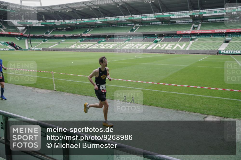 05.10.2025 - 20. swb-Marathon Bremen Michael Burmester http://msf.ph/oto/9268986 05.10.2025 12:37:05 Laufen im Stadion 140, 221, 298, 436, 508, 728, 735, 761, 787, 933, 1088, 1245, 1418, 1443, 1567, 1616, 1633, 1801, 1849, 1901, 1907, 1912, 2132, 2135, 2186, 2268, 5536, 5625, 8099, 8883, 902, 1212, 1231, 1640, 3198, 3891, 7854 meine-sportfotos.de