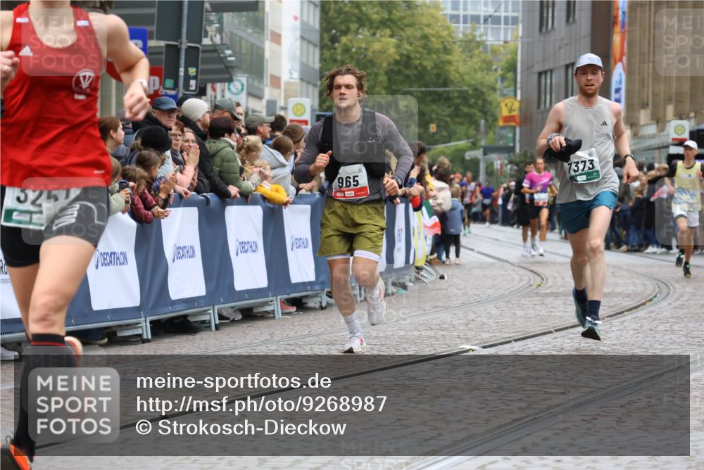 05.10.2025 - 20. swb-Marathon Bremen Strokosch-Dieckow http://msf.ph/oto/9268987 05.10.2025 13:00:43 Ziel 965, 3251, 3982, 5014, 7099, 7373, 9130 meine-sportfotos.de