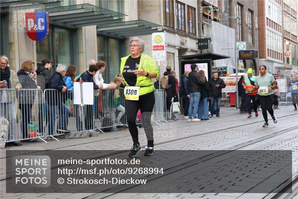 05.10.2025 - 20. swb-Marathon Bremen Strokosch-Dieckow http://msf.ph/oto/9268994 05.10.2025 11:07:19 Ziel 9306, 9483, 9615, 9780, 10037, 10160, 10223, 10550, 10585, 10650, 10737, 10749, 10776, 10854, 11159, 11262, 11384, 11529, 11584, 9306, 9483, 9615, 9780, 10037, 10160, 10223, 10550, 10585, 10650, 10737, 10749, 10776, 10854, 11159 meine-sportfotos.de
