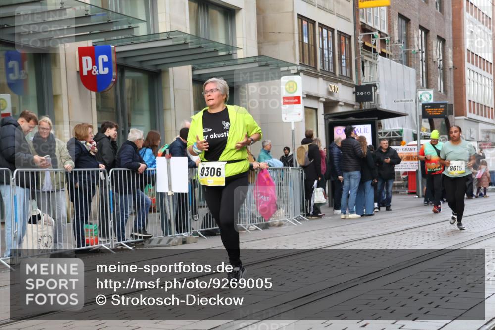 05.10.2025 - 20. swb-Marathon Bremen Strokosch-Dieckow http://msf.ph/oto/9269005 05.10.2025 11:07:19 Ziel 9306, 9483, 9615, 9780, 10037, 10160, 10223, 10550, 10585, 10650, 10737, 10749, 10776, 10854, 11159, 11262, 11384, 11529, 11584, 9306, 9483, 9615, 9780, 10037, 10160, 10223, 10550, 10585, 10650, 10737, 10749, 10776, 10854, 11159 meine-sportfotos.de
