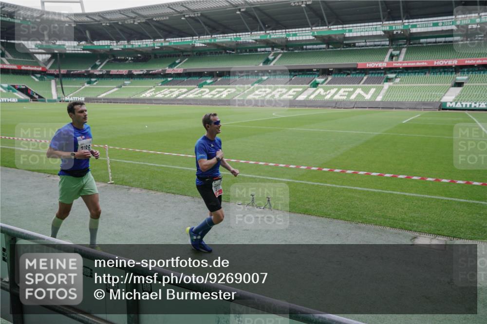 05.10.2025 - 20. swb-Marathon Bremen Michael Burmester http://msf.ph/oto/9269007 05.10.2025 12:37:07 Laufen im Stadion 140, 221, 298, 436, 508, 728, 735, 761, 787, 933, 1088, 1245, 1418, 1443, 1567, 1616, 1633, 1801, 1849, 1901, 1907, 1912, 2132, 2135, 2186, 2268, 5536, 5582, 5625, 7266, 8099, 8883, 1212, 1231, 3198, 3891 meine-sportfotos.de