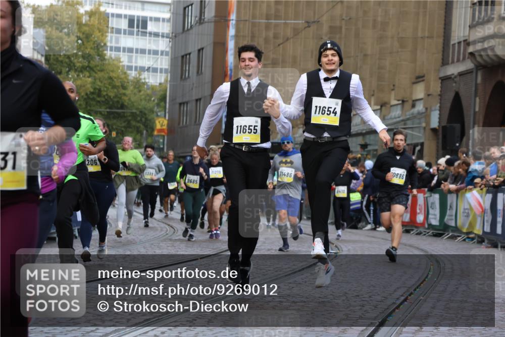 05.10.2025 - 20. swb-Marathon Bremen Strokosch-Dieckow http://msf.ph/oto/9269012 05.10.2025 11:09:41 Ziel 9001, 9538, 9731, 9732, 9887, 10245, 10316, 10412, 10672, 10881, 10886, 11206, 11407, 11654, 11655, 11664 meine-sportfotos.de