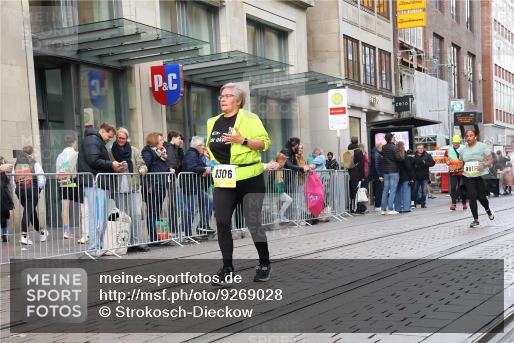 05.10.2025 - 20. swb-Marathon Bremen Strokosch-Dieckow http://msf.ph/oto/9269028 05.10.2025 11:07:20 Ziel 9306, 9615, 9780, 10037, 10223, 10550, 10585, 10650, 10749, 10776, 10854, 11159, 11262, 11384, 11529, 11584, 9306, 9615, 9780, 10037, 10223, 10550, 10585, 10650, 10749, 10776, 10854, 11159 meine-sportfotos.de