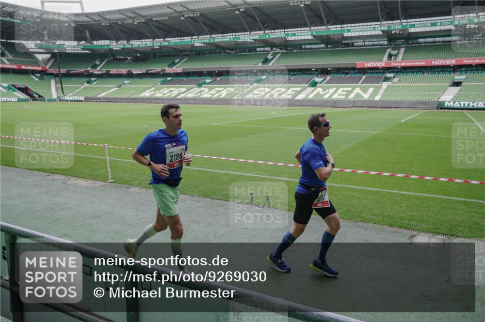 05.10.2025 - 20. swb-Marathon Bremen Michael Burmester http://msf.ph/oto/9269030 05.10.2025 12:37:07 Laufen im Stadion 140, 221, 298, 436, 508, 728, 735, 761, 787, 933, 1088, 1245, 1418, 1443, 1567, 1616, 1633, 1801, 1849, 1901, 1907, 1912, 2132, 2135, 2186, 2268, 5536, 5582, 5625, 7266, 8099, 8883, 1212, 1231, 3198, 3891 meine-sportfotos.de