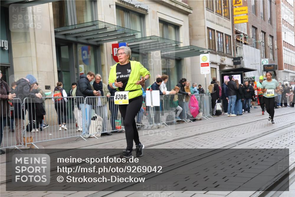 05.10.2025 - 20. swb-Marathon Bremen Strokosch-Dieckow http://msf.ph/oto/9269042 05.10.2025 11:07:20 Ziel 9306, 9615, 9780, 10037, 10223, 10550, 10585, 10650, 10749, 10776, 10854, 11159, 11262, 11384, 11529, 11584, 9306, 9615, 9780, 10037, 10223, 10550, 10585, 10650, 10749, 10776, 10854, 11159 meine-sportfotos.de