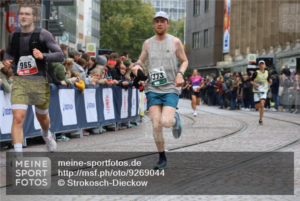 05.10.2025 - 20. swb-Marathon Bremen Strokosch-Dieckow http://msf.ph/oto/9269044 05.10.2025 13:00:45 Ziel 965, 3251, 5014, 7373, 9130 meine-sportfotos.de