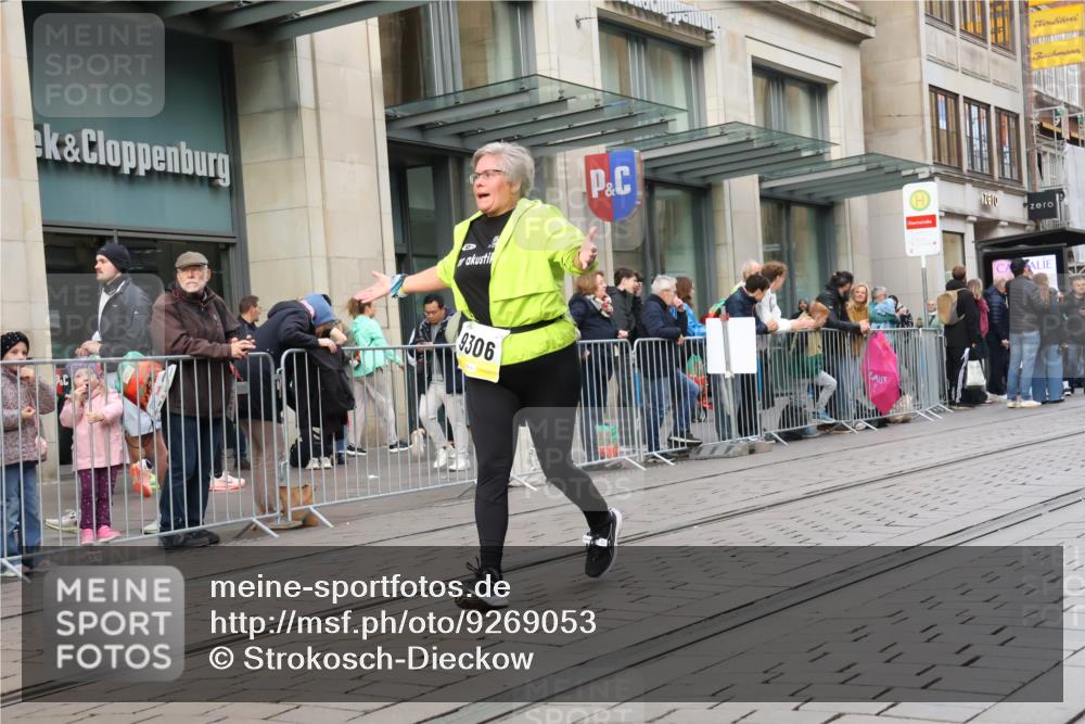 05.10.2025 - 20. swb-Marathon Bremen Strokosch-Dieckow http://msf.ph/oto/9269053 05.10.2025 11:07:20 Ziel 9306, 9615, 9780, 10037, 10223, 10550, 10585, 10650, 10749, 10776, 10854, 11159, 11262, 11384, 11529, 11584, 9306, 9615, 9780, 10037, 10223, 10550, 10585, 10650, 10749, 10776, 10854, 11159 meine-sportfotos.de