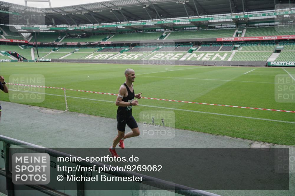 05.10.2025 - 20. swb-Marathon Bremen Michael Burmester http://msf.ph/oto/9269062 05.10.2025 12:37:14 Laufen im Stadion 140, 221, 436, 508, 728, 787, 933, 1088, 1245, 1418, 1443, 1567, 1616, 1633, 1801, 1849, 1901, 1907, 1912, 2132, 2135, 2186, 2268, 5423, 5536, 5582, 5625, 7266, 8099, 8883, 9080, 298, 735, 761, 1231, 3198, 8099 meine-sportfotos.de