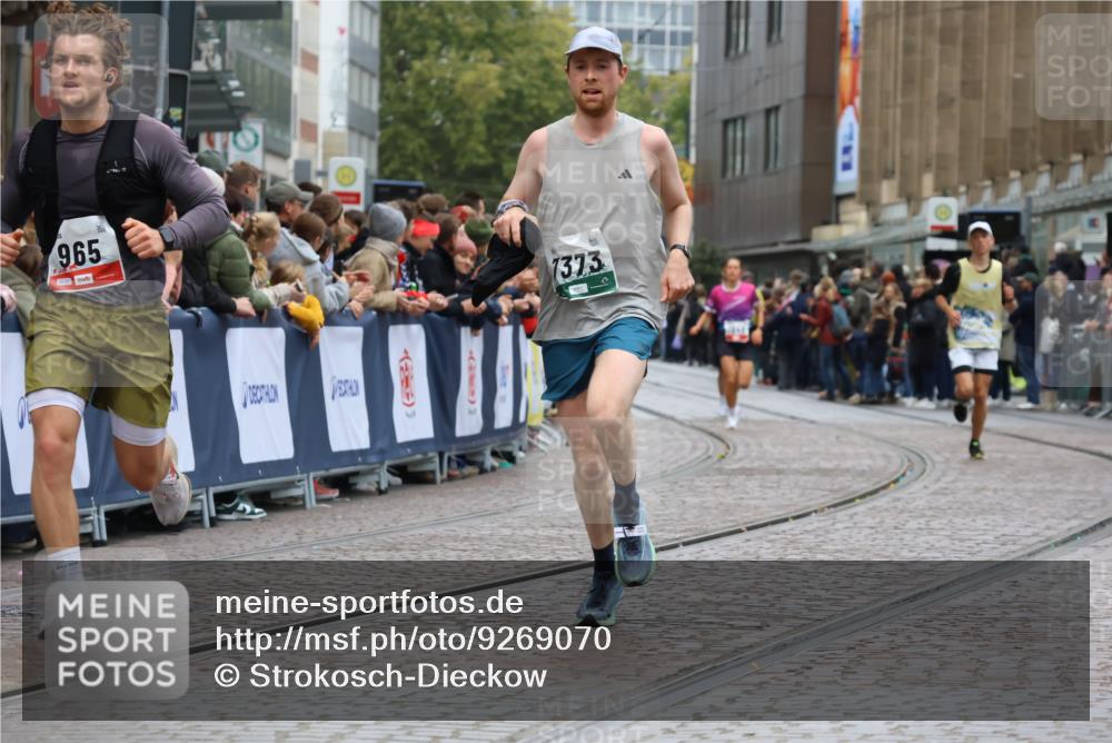 05.10.2025 - 20. swb-Marathon Bremen Strokosch-Dieckow http://msf.ph/oto/9269070 05.10.2025 13:00:45 Ziel 965, 3251, 5014, 7373, 9130 meine-sportfotos.de