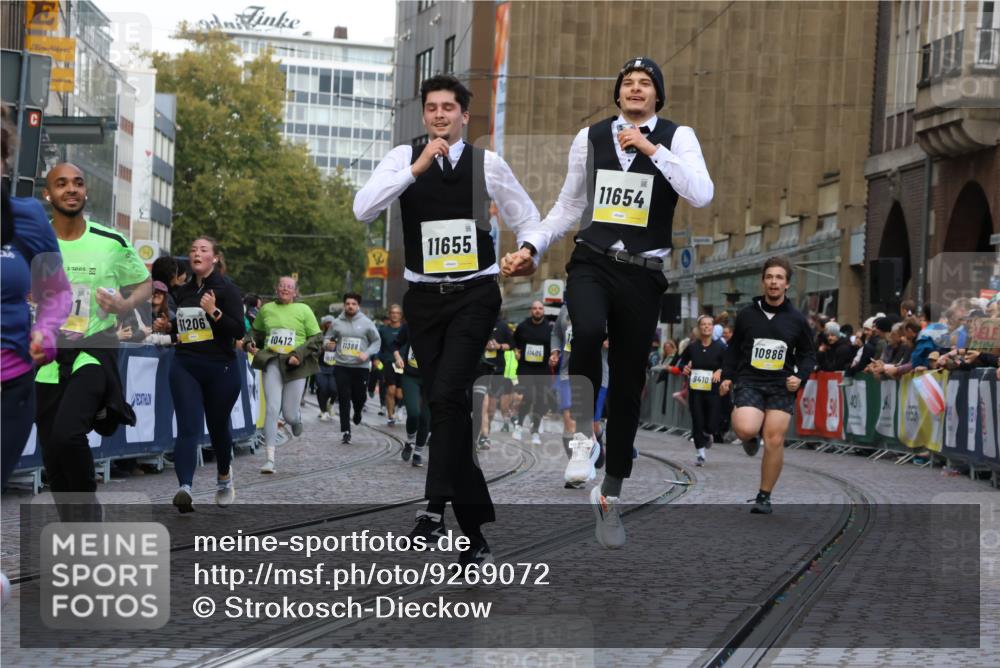 05.10.2025 - 20. swb-Marathon Bremen Strokosch-Dieckow http://msf.ph/oto/9269072 05.10.2025 11:09:42 Ziel 9001, 9538, 9731, 9732, 9887, 10245, 10316, 10412, 10672, 10881, 10886, 11206, 11407, 11654, 11655, 11664 meine-sportfotos.de