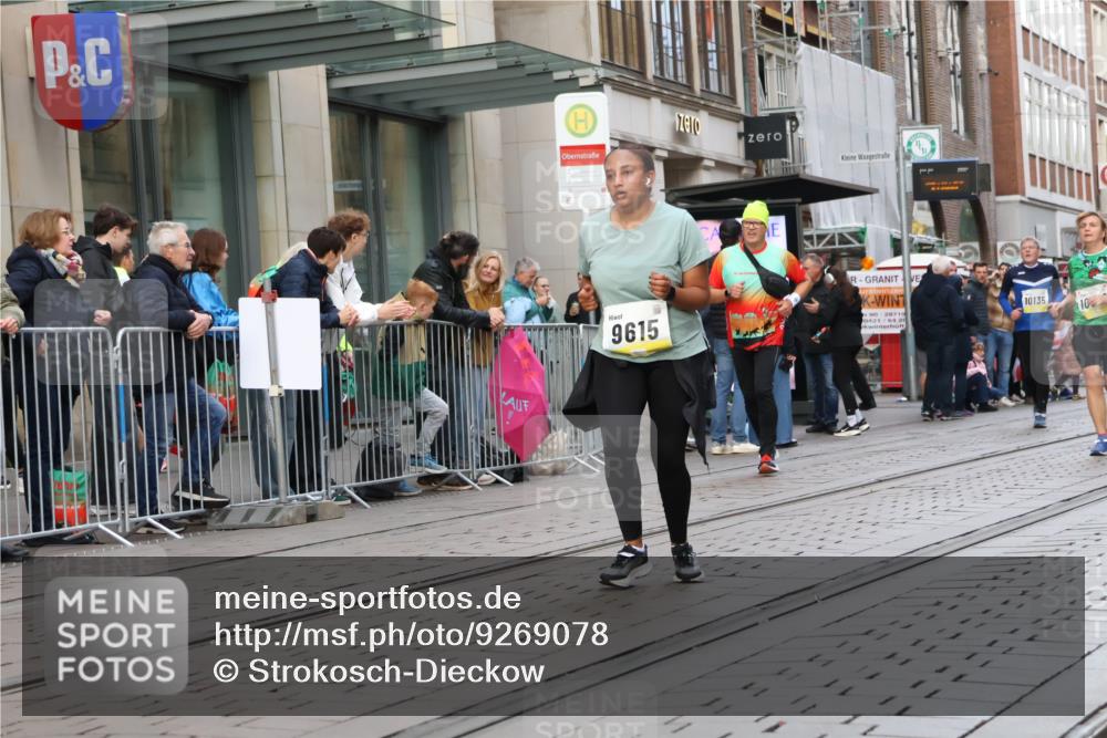 05.10.2025 - 20. swb-Marathon Bremen Strokosch-Dieckow http://msf.ph/oto/9269078 05.10.2025 11:07:22 Ziel 9306, 9615, 9780, 10037, 10550, 10585, 10650, 10749, 10776, 11159, 11584, 9306, 9615, 9780, 10037, 10550, 10585, 10650, 10749, 10776, 11159 meine-sportfotos.de