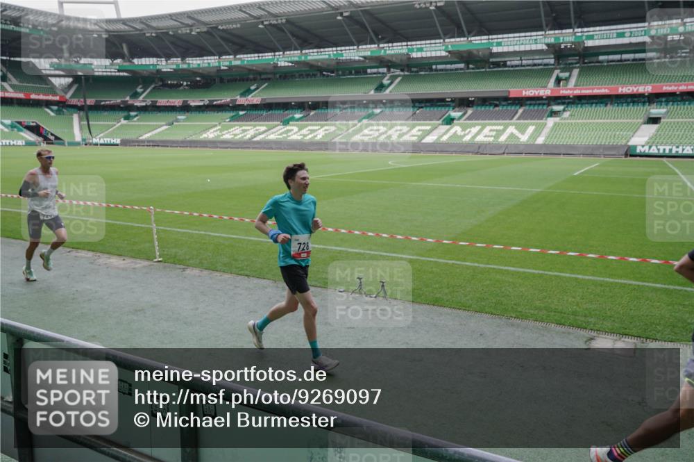 05.10.2025 - 20. swb-Marathon Bremen Michael Burmester http://msf.ph/oto/9269097 05.10.2025 12:37:16 Laufen im Stadion 140, 221, 436, 508, 728, 787, 933, 1088, 1245, 1418, 1443, 1567, 1616, 1633, 1801, 1849, 1901, 1907, 1912, 2132, 2135, 2186, 2268, 5423, 5536, 5582, 5625, 7266, 8883, 9080, 298, 735, 761, 1231, 3198, 8099 meine-sportfotos.de