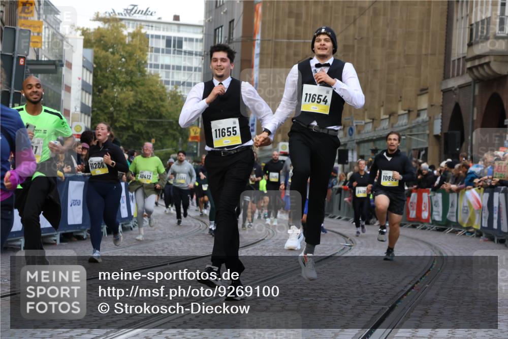 05.10.2025 - 20. swb-Marathon Bremen Strokosch-Dieckow http://msf.ph/oto/9269100 05.10.2025 11:09:42 Ziel 9001, 9538, 9731, 9732, 9887, 10245, 10316, 10412, 10672, 10881, 10886, 11206, 11407, 11654, 11655, 11664 meine-sportfotos.de