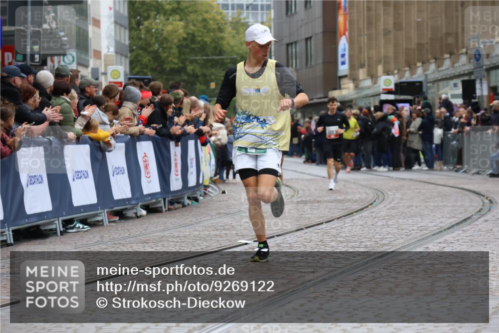 05.10.2025 - 20. swb-Marathon Bremen Strokosch-Dieckow http://msf.ph/oto/9269122 05.10.2025 13:00:50 Ziel 1645, 9130 meine-sportfotos.de