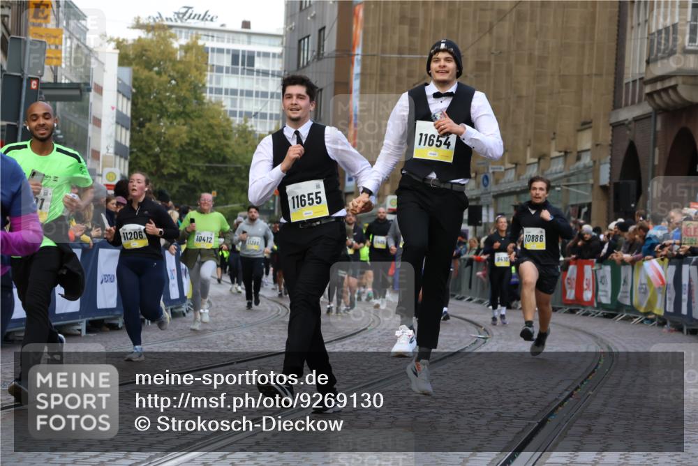 05.10.2025 - 20. swb-Marathon Bremen Strokosch-Dieckow http://msf.ph/oto/9269130 05.10.2025 11:09:42 Ziel 9001, 9538, 9731, 9732, 9887, 10245, 10316, 10412, 10672, 10881, 10886, 11206, 11407, 11654, 11655, 11664 meine-sportfotos.de