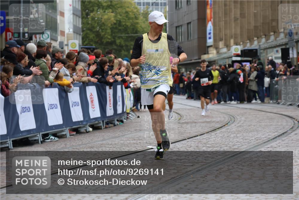 05.10.2025 - 20. swb-Marathon Bremen Strokosch-Dieckow http://msf.ph/oto/9269141 05.10.2025 13:00:51 Ziel 1645, 9130 meine-sportfotos.de