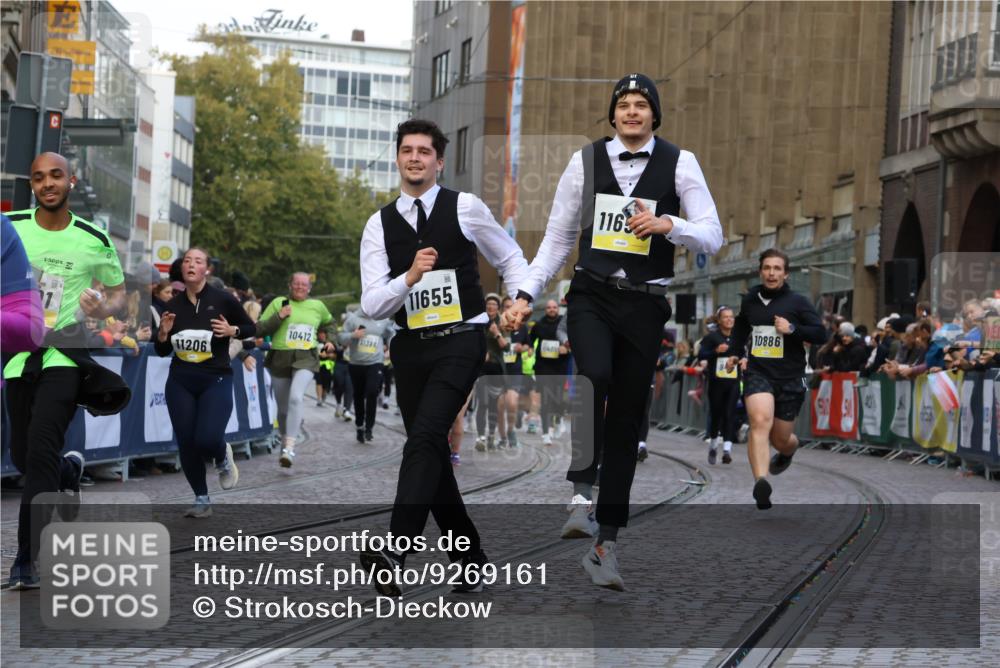 05.10.2025 - 20. swb-Marathon Bremen Strokosch-Dieckow http://msf.ph/oto/9269161 05.10.2025 11:09:42 Ziel 9001, 9538, 9731, 9732, 9887, 10245, 10316, 10412, 10672, 10881, 10886, 11206, 11407, 11654, 11655, 11664 meine-sportfotos.de