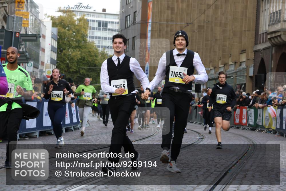 05.10.2025 - 20. swb-Marathon Bremen Strokosch-Dieckow http://msf.ph/oto/9269194 05.10.2025 11:09:42 Ziel 9001, 9538, 9731, 9732, 9887, 10245, 10316, 10412, 10672, 10881, 10886, 11206, 11407, 11654, 11655, 11664 meine-sportfotos.de