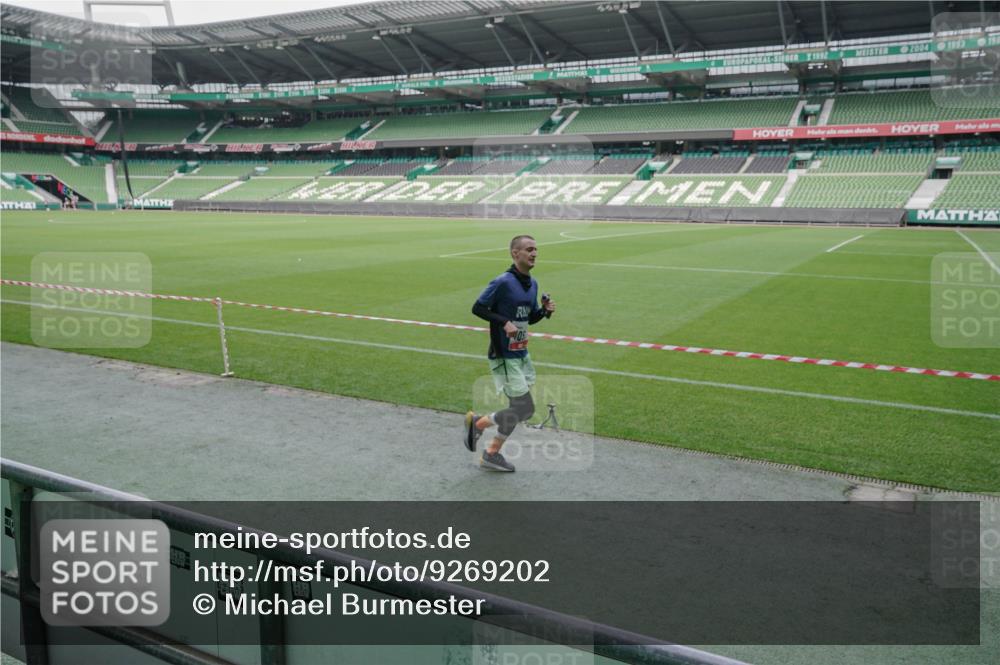 05.10.2025 - 20. swb-Marathon Bremen Michael Burmester http://msf.ph/oto/9269202 05.10.2025 12:38:02 Laufen im Stadion 57, 383, 481, 1005, 1058, 1379, 1833, 2168, 5423, 5582, 7266, 9080, 221, 436, 728, 1567, 1633, 1801, 1901, 1912, 2132, 2135, 5536 meine-sportfotos.de
