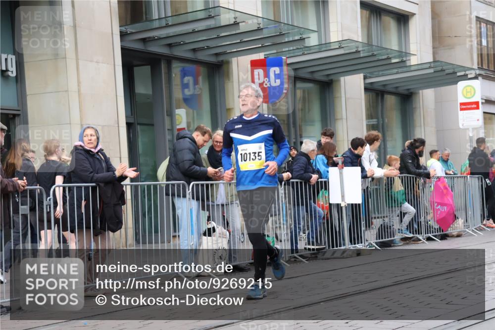 05.10.2025 - 20. swb-Marathon Bremen Strokosch-Dieckow http://msf.ph/oto/9269215 05.10.2025 11:07:30 Ziel 8123, 9212, 9306, 9615, 10135, 10365, 10366, 10550, 10650, 10706, 10782, 10783, 11490, 11677, 8123, 9212, 9306, 9615, 10135, 10365, 10366, 10550, 10650, 10706, 10782, 10783, 11490, 11677 meine-sportfotos.de