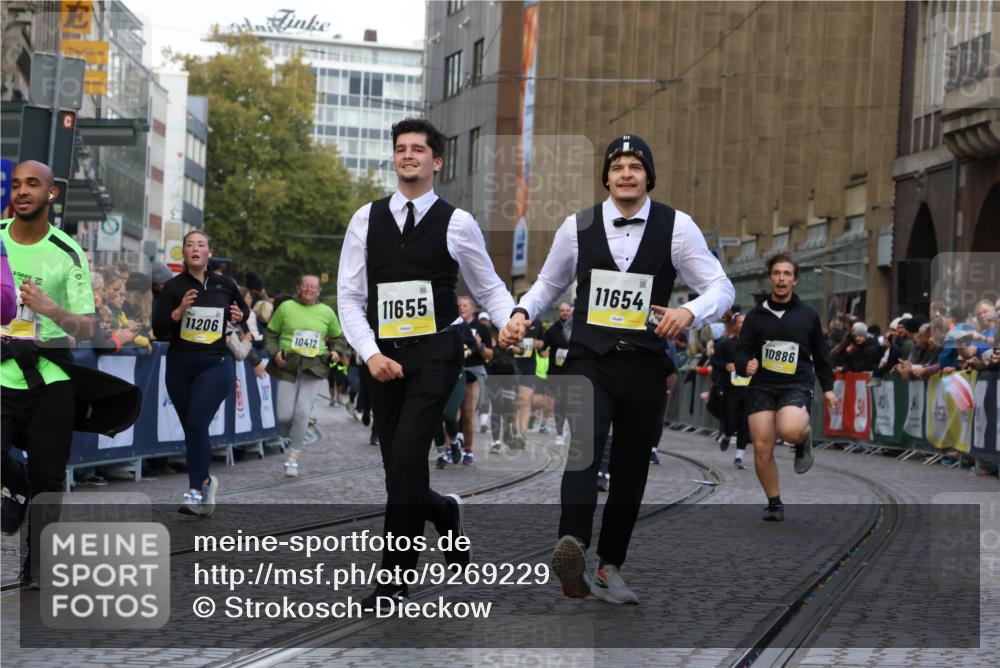 05.10.2025 - 20. swb-Marathon Bremen Strokosch-Dieckow http://msf.ph/oto/9269229 05.10.2025 11:09:42 Ziel 9001, 9538, 9731, 9732, 9887, 10245, 10316, 10412, 10672, 10881, 10886, 11206, 11407, 11654, 11655, 11664 meine-sportfotos.de