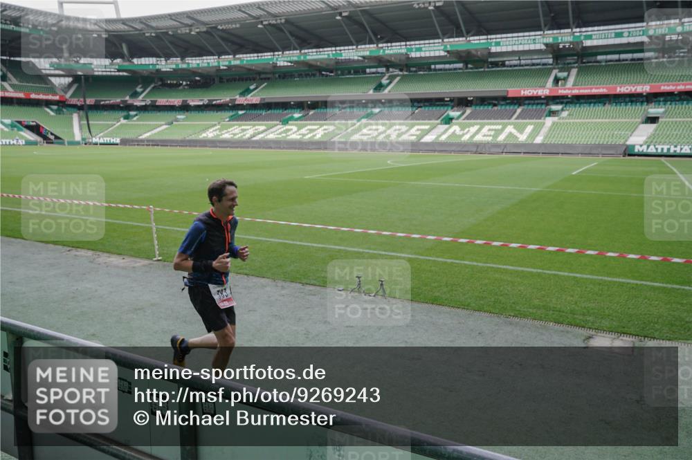 05.10.2025 - 20. swb-Marathon Bremen Michael Burmester http://msf.ph/oto/9269243 05.10.2025 12:38:10 Laufen im Stadion 57, 383, 481, 1005, 1058, 1379, 1833, 2168, 5423, 9080, 221, 728, 1567, 1801, 1901, 2132, 5582, 7266 meine-sportfotos.de