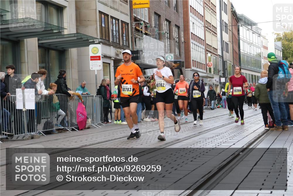 05.10.2025 - 20. swb-Marathon Bremen Strokosch-Dieckow http://msf.ph/oto/9269259 05.10.2025 11:07:34 Ziel 8123, 9212, 9557, 9615, 10135, 10365, 10366, 10550, 10706, 10782, 10783, 11490, 11677, 8123, 9212, 9557, 9615, 10135, 10365, 10366, 10550, 10706, 10782, 10783, 11490, 11677 meine-sportfotos.de