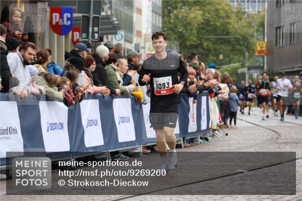 05.10.2025 - 20. swb-Marathon Bremen Strokosch-Dieckow http://msf.ph/oto/9269260 05.10.2025 13:01:00 Ziel 628, 1093, 1215, 4358, 8382 meine-sportfotos.de