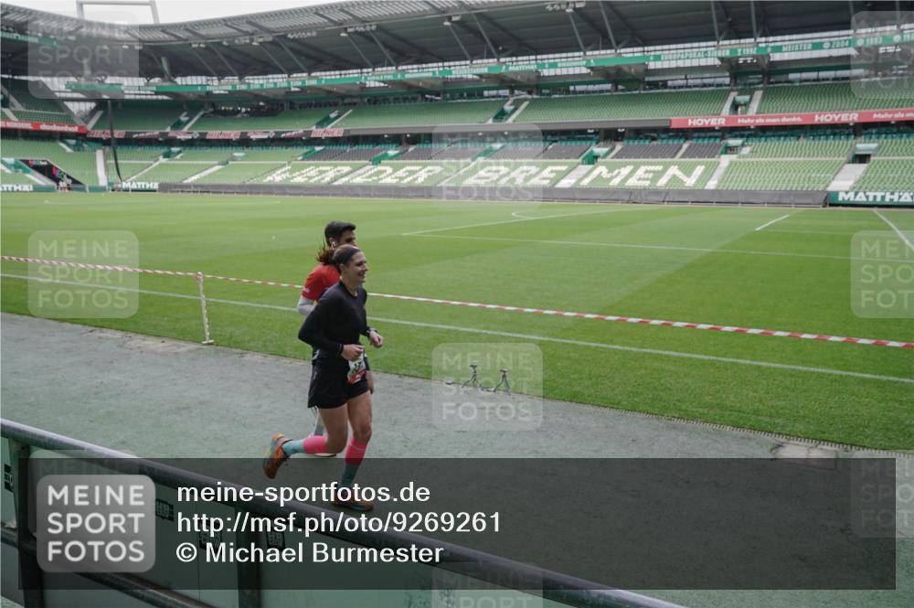 05.10.2025 - 20. swb-Marathon Bremen Michael Burmester http://msf.ph/oto/9269261 05.10.2025 12:38:13 Laufen im Stadion 57, 383, 481, 1005, 1058, 1379, 1833, 2168, 5423, 9080, 728, 2132, 5423, 5582, 7266 meine-sportfotos.de