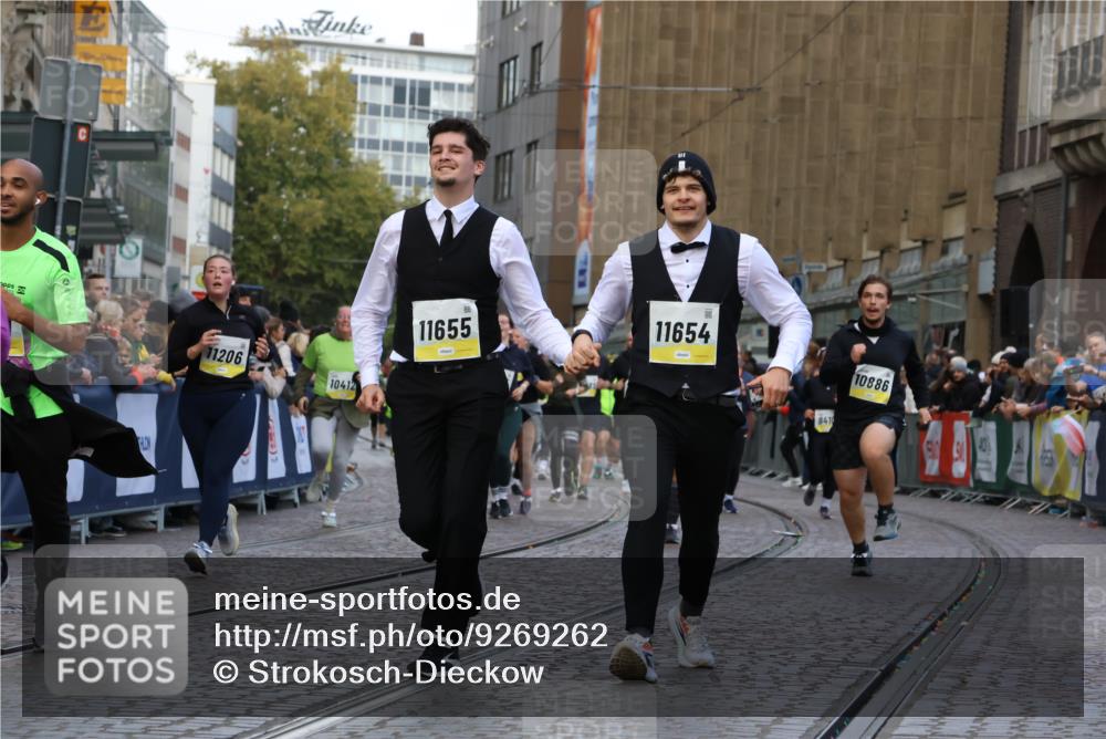 05.10.2025 - 20. swb-Marathon Bremen Strokosch-Dieckow http://msf.ph/oto/9269262 05.10.2025 11:09:43 Ziel 9001, 9538, 9731, 9732, 9887, 10245, 10316, 10412, 10672, 10881, 10886, 11206, 11407, 11654, 11655, 11664 meine-sportfotos.de