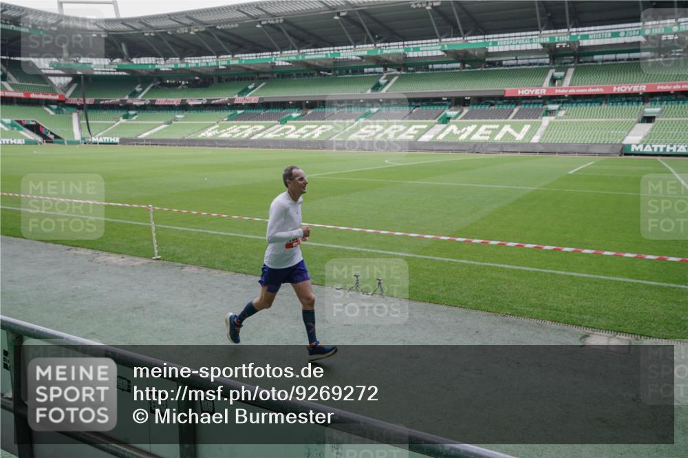 05.10.2025 - 20. swb-Marathon Bremen Michael Burmester http://msf.ph/oto/9269272 05.10.2025 12:38:30 Laufen im Stadion 383, 1005, 1058, 1379, 1520, 1833, 3975, 57, 481, 2168, 5423, 9080 meine-sportfotos.de