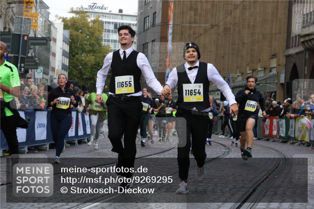 05.10.2025 - 20. swb-Marathon Bremen Strokosch-Dieckow http://msf.ph/oto/9269295 05.10.2025 11:09:43 Ziel 9001, 9538, 9731, 9732, 9887, 10245, 10316, 10412, 10672, 10881, 10886, 11206, 11407, 11654, 11655, 11664 meine-sportfotos.de