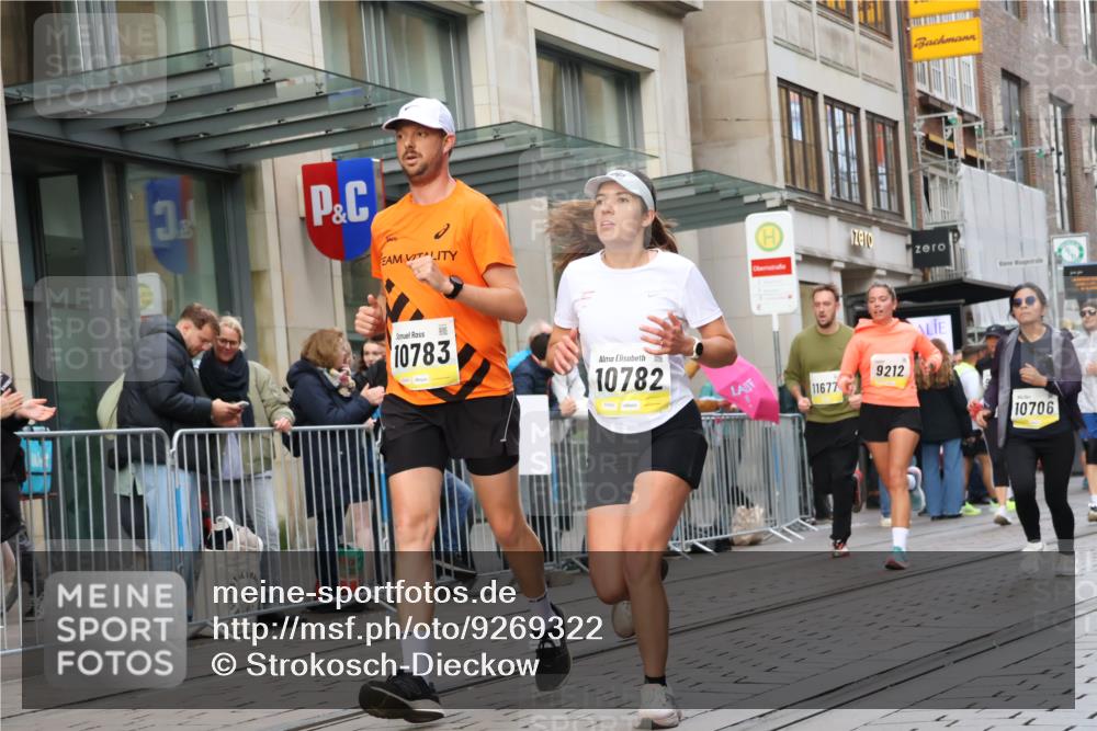 05.10.2025 - 20. swb-Marathon Bremen Strokosch-Dieckow http://msf.ph/oto/9269322 05.10.2025 11:07:36 Ziel 8123, 9212, 9557, 9615, 9617, 10135, 10365, 10366, 10550, 10706, 10782, 10783, 11309, 11490, 11677, 8123, 9212, 9557, 9615, 9617, 10135, 10365, 10366, 10550, 10706, 10782, 10783, 11309, 11490, 11677 meine-sportfotos.de