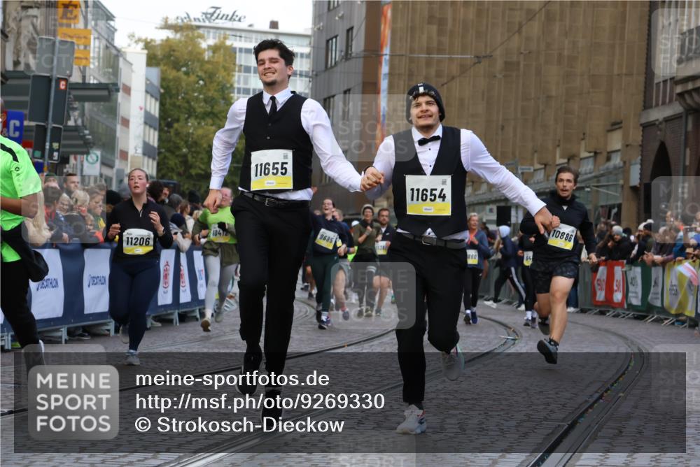 05.10.2025 - 20. swb-Marathon Bremen Strokosch-Dieckow http://msf.ph/oto/9269330 05.10.2025 11:09:43 Ziel 9001, 9538, 9731, 9732, 9887, 10245, 10316, 10412, 10672, 10881, 10886, 11206, 11407, 11654, 11655, 11664 meine-sportfotos.de