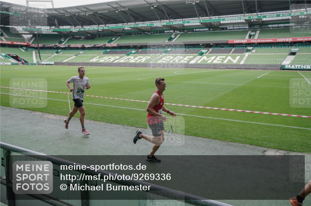05.10.2025 - 20. swb-Marathon Bremen Michael Burmester http://msf.ph/oto/9269336 05.10.2025 12:38:45 Laufen im Stadion 193, 383, 685, 1005, 1329, 1352, 1379, 1520, 1833, 2940, 3975, 5074, 6541, 7999, 8341, 1058 meine-sportfotos.de