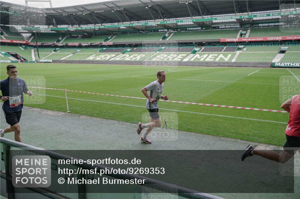 05.10.2025 - 20. swb-Marathon Bremen Michael Burmester http://msf.ph/oto/9269353 05.10.2025 12:38:46 Laufen im Stadion 193, 383, 685, 1005, 1329, 1352, 1379, 1520, 1833, 2940, 3975, 5074, 6541, 7999, 8341, 1058 meine-sportfotos.de