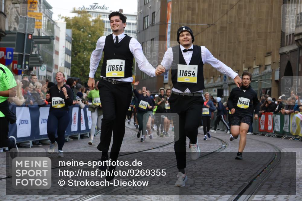 05.10.2025 - 20. swb-Marathon Bremen Strokosch-Dieckow http://msf.ph/oto/9269355 05.10.2025 11:09:43 Ziel 9001, 9538, 9731, 9732, 9887, 10245, 10316, 10412, 10672, 10881, 10886, 11206, 11407, 11654, 11655, 11664 meine-sportfotos.de