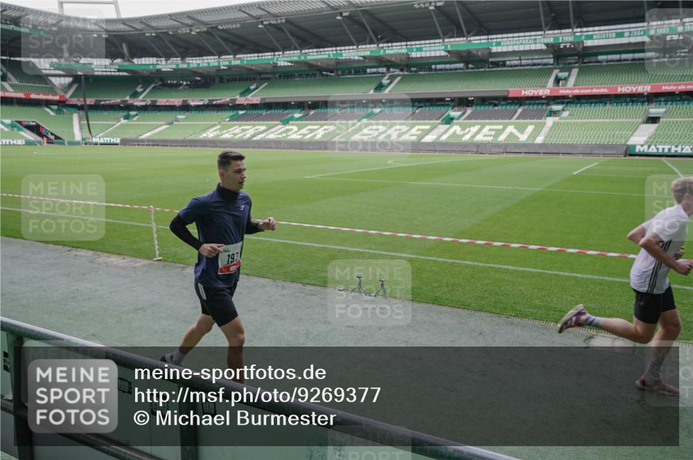05.10.2025 - 20. swb-Marathon Bremen Michael Burmester http://msf.ph/oto/9269377 05.10.2025 12:38:47 Laufen im Stadion 193, 383, 685, 1005, 1329, 1352, 1379, 1520, 1833, 2940, 3975, 5074, 6541, 7999, 8341, 1058 meine-sportfotos.de