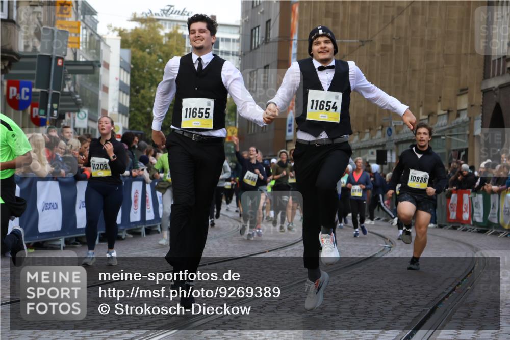 05.10.2025 - 20. swb-Marathon Bremen Strokosch-Dieckow http://msf.ph/oto/9269389 05.10.2025 11:09:43 Ziel 9001, 9538, 9731, 9732, 9887, 10245, 10316, 10412, 10672, 10881, 10886, 11206, 11407, 11654, 11655, 11664 meine-sportfotos.de