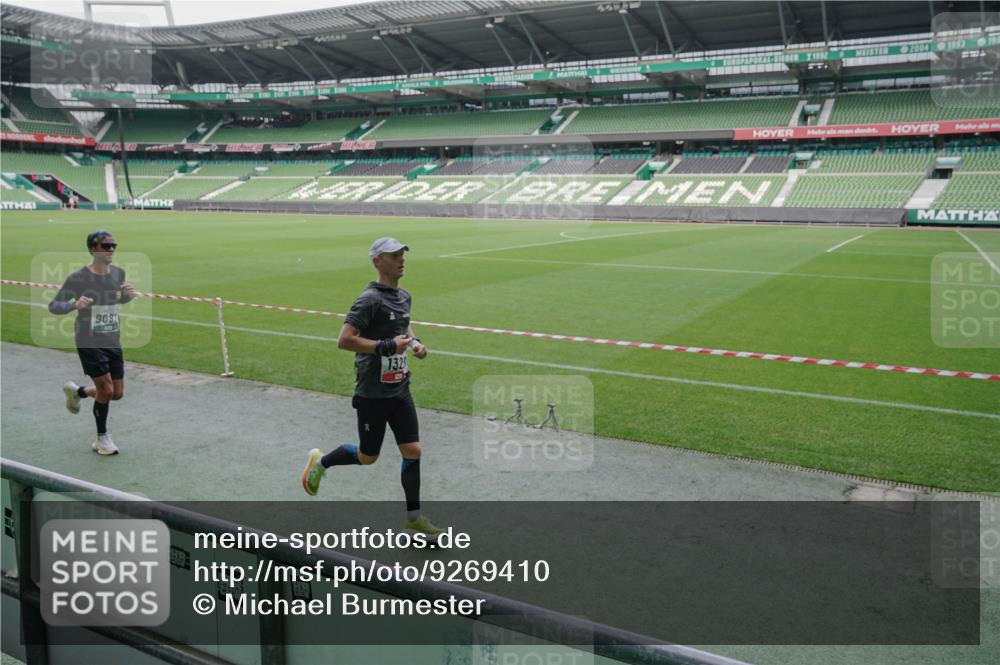 05.10.2025 - 20. swb-Marathon Bremen Michael Burmester http://msf.ph/oto/9269410 05.10.2025 12:38:56 Laufen im Stadion 193, 685, 1329, 1352, 1379, 1520, 1833, 2940, 3975, 4629, 4807, 5074, 6541, 7999, 8341, 9082, 383, 1005, 1058 meine-sportfotos.de