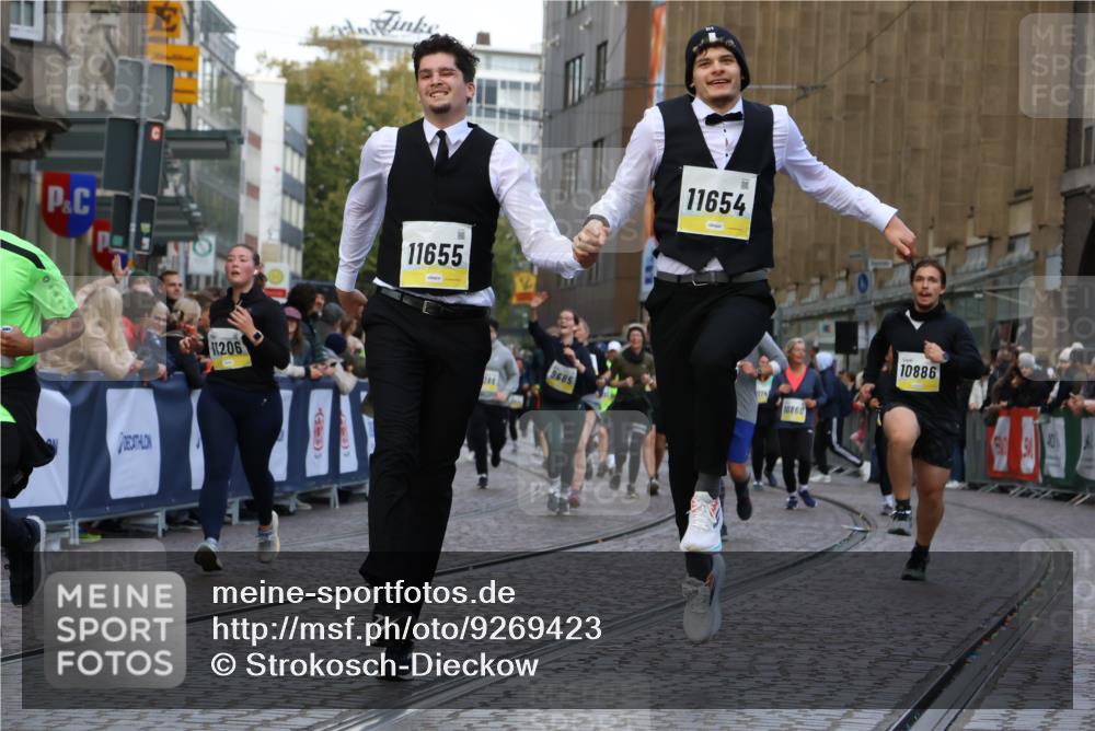 05.10.2025 - 20. swb-Marathon Bremen Strokosch-Dieckow http://msf.ph/oto/9269423 05.10.2025 11:09:43 Ziel 9001, 9538, 9731, 9732, 9887, 10245, 10316, 10412, 10672, 10881, 10886, 11206, 11407, 11654, 11655, 11664 meine-sportfotos.de