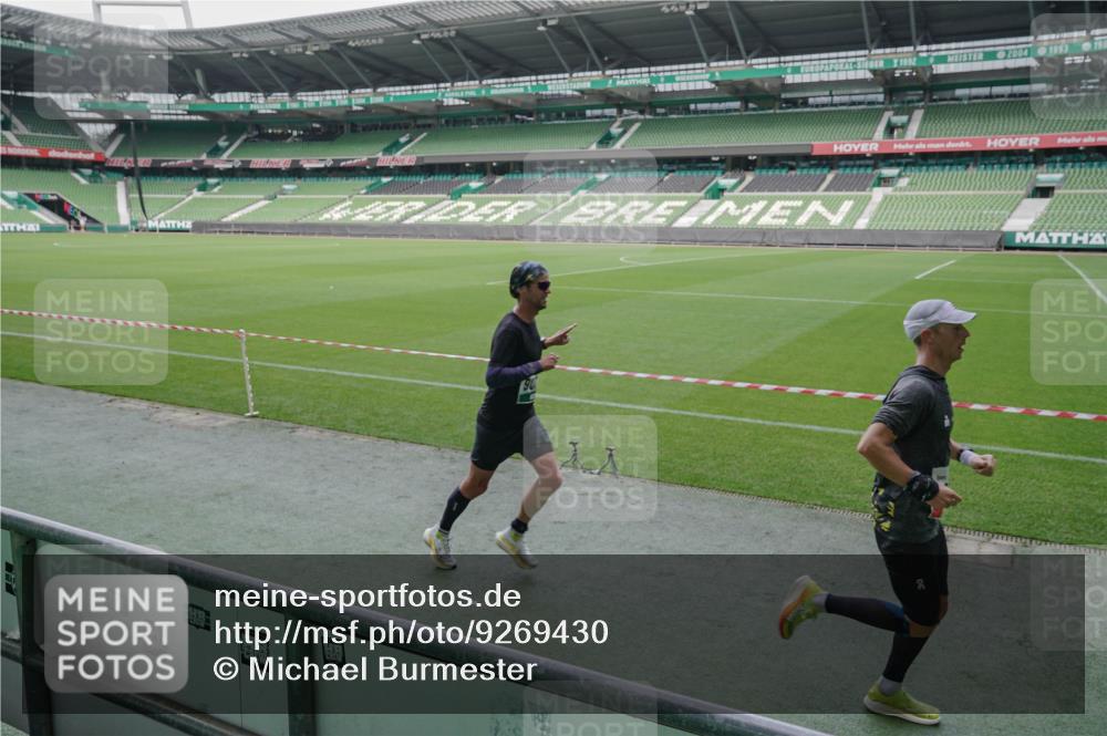 05.10.2025 - 20. swb-Marathon Bremen Michael Burmester http://msf.ph/oto/9269430 05.10.2025 12:38:57 Laufen im Stadion 193, 685, 1329, 1352, 1379, 1520, 1833, 2940, 3975, 4629, 4807, 5074, 6541, 7551, 7999, 8341, 9082, 383, 1005, 1058 meine-sportfotos.de