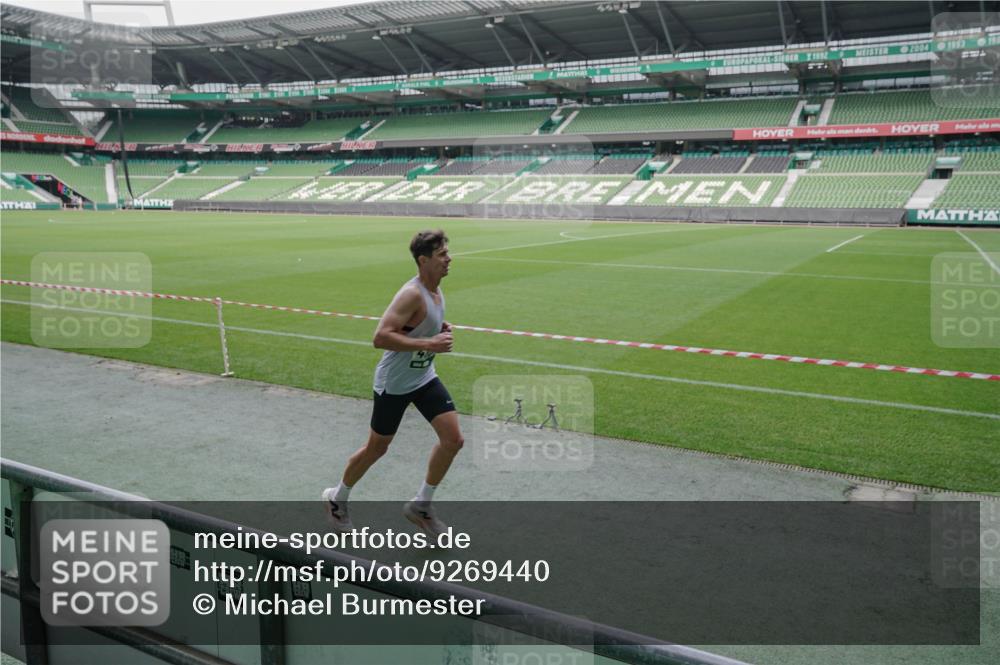 05.10.2025 - 20. swb-Marathon Bremen Michael Burmester http://msf.ph/oto/9269440 05.10.2025 12:38:58 Laufen im Stadion 193, 685, 1329, 1352, 1379, 1520, 1833, 2940, 3975, 4629, 4807, 5074, 6541, 7551, 7999, 8341, 9082, 383, 1005, 1058 meine-sportfotos.de